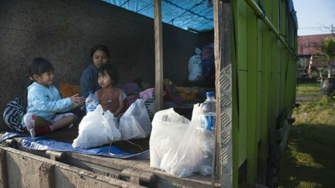 Tiga pengungsi berada di atas truk setelah terjadinya peningkatan aktifitas Gunung Agung, di Desa Rendang, Karangasem, Bali.