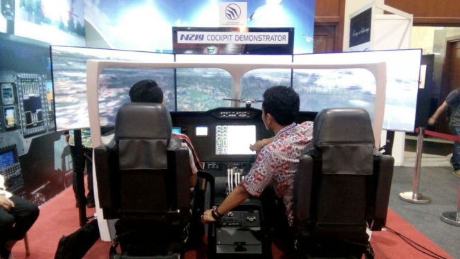 Pengunjung mencoba simulator N219.