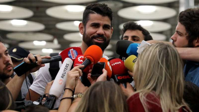 Penyerang Atletico Madrid, Diego Costa (tengah)