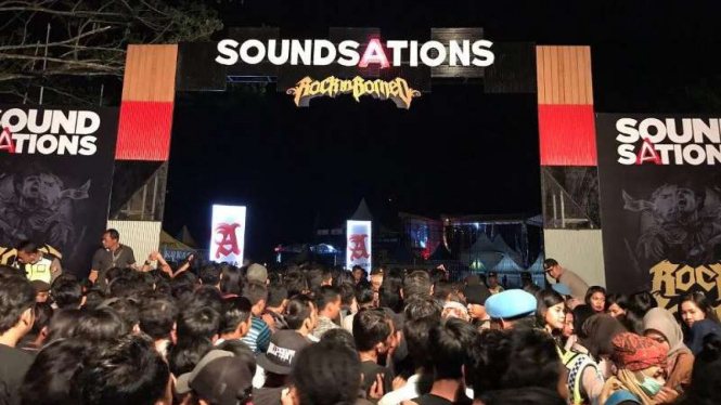 Pengunjung padati sekitar panggung RocknBorneo.