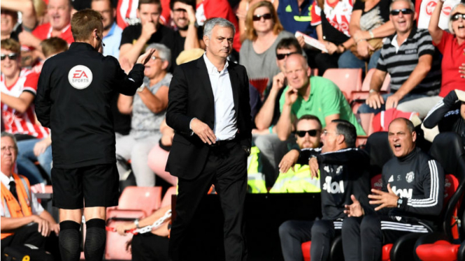 Manajer Manchester United, Jose Mourinho, saat diusir wasit