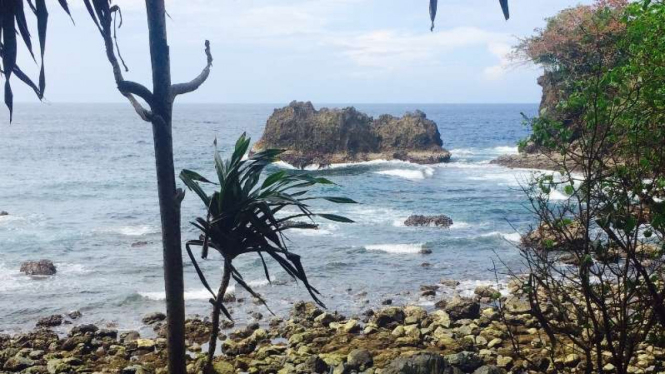 Pantai Pintu Kota terletak di Desa Air Louw Kecamatan Nusaniwe Kota Ambon.