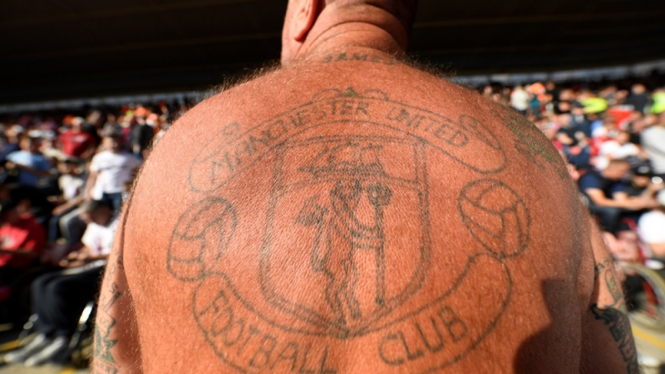 Fans MU pamerkan tato lambang klub kesayangannya. 