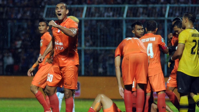 Pemain Persija di laga melawan Arema FC.