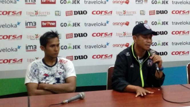 Pelatih Arema FC, Joko Susilo dan Hendro Siswanto saat konferensi pers