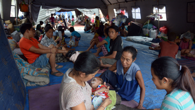 Sejumlah pengungsi letusan Gunung Agung berada di posko pengungsian Desa Les, Kabupaten Buleleng, Bali, Minggu (24/9).