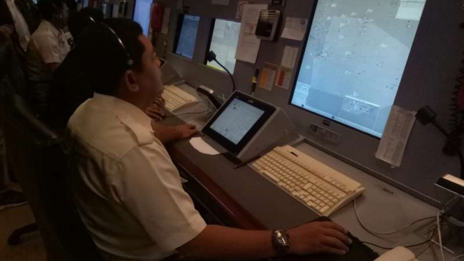 Suasana di ruang kendali Makassar Air Traffic Service Center (MATSC)