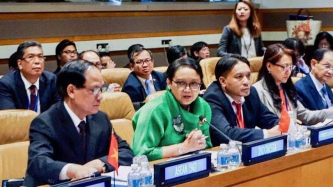 Menteri Luar Negeri Retno Marsudi dan delegasi Indonesia dalam pertemuan di Markas Besar PBB, 23 September 2017.