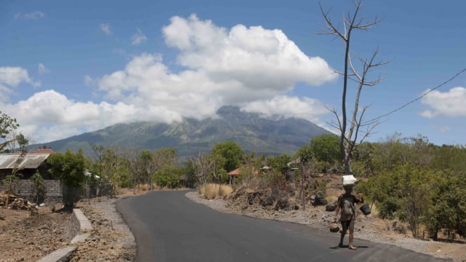 Gunung Agung yang berada di Kabupaten Karangasem, Bali