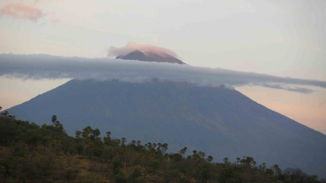 Gunung Agung yang berada di Kabupaten Karangasem, Bali.
