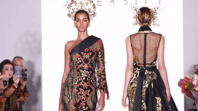 Catherine njoo pamer batik di New York Fashion Week