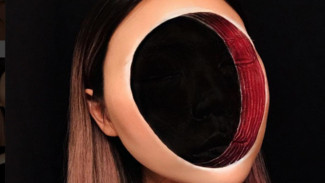 Keren atau Seram, Wajah Disulap Jadi Lubang Hitam