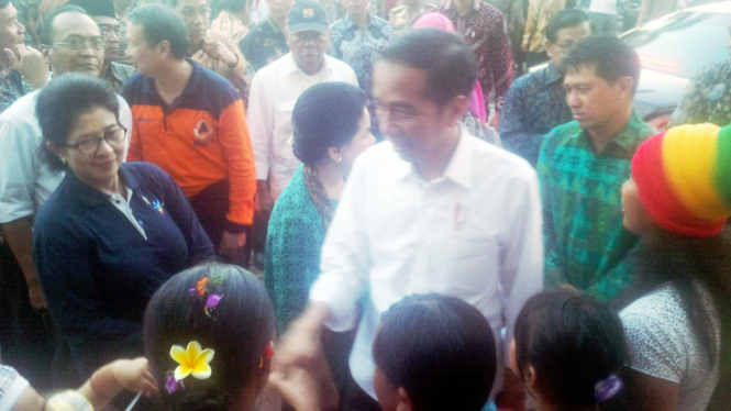 Presiden Jokowi saat mengunjungi pengungsi Gunung Agung.