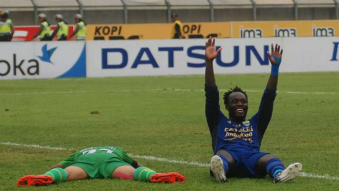 Gelandang Persib Bandung, Michael Essien (kanan).