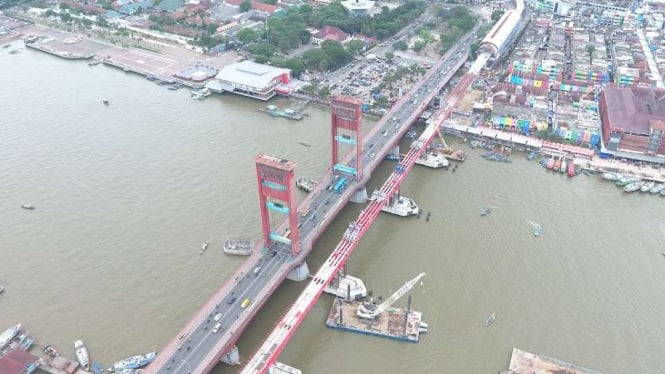 Proyek pembangunan LRT saat melintasi aliran Sungai Musi, Palembang.