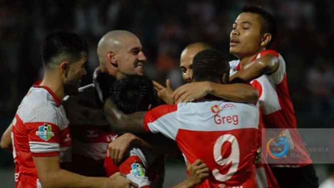 Para pemain Madura United merayakan gol