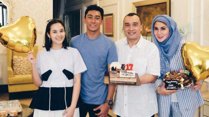 Chelsea Islan bersama Daffa Wardhana, Marini Zumarnis dan suaminya