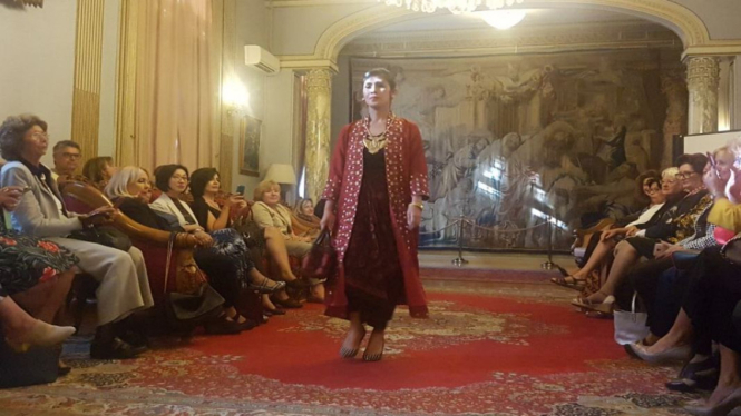 Fashion show busana batik Indonesia di Roma