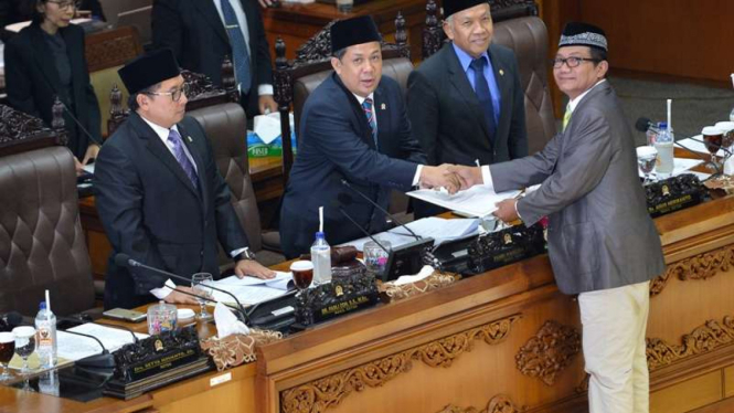 Ketua Pansus Angket KPK Agun Gunanjar saat beri laporan dalam paripurna.