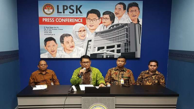 Ketua LPSK Abdul Haris Semendawai menggelar konferensi pers di kantornya
