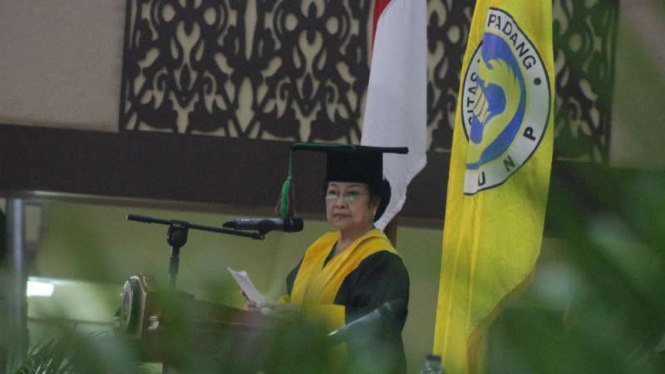 Megawati Soekarnoputri menerima gelar doktor kehormatan atau honoris causa bidang politik dan pendidikan dari Universitas Negeri Padang pada Rabu, 27 September 2017.