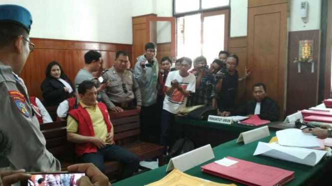 Hadi Sunaryo alias Yoyok, terdakwa pengendali bisnis narkotika dari dalam Lapas Nusakambangan Cilacap saat sidang pembacaan vonis di Pengadilan Negeri Surabaya, Jawa Timur, pada Rabu, 27 September 2017.