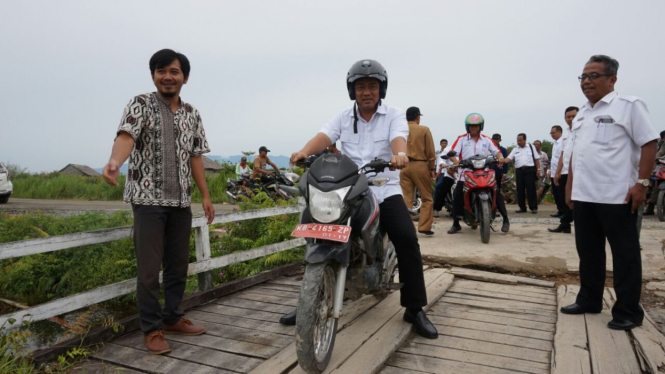 Wali Kota Semarang Hendrar Prihadi naik motor menemui para transmigran asal Semarang di pedalaman Kalimantan.