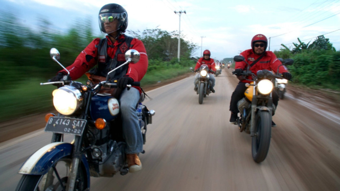 Touring bersama Bucek Depp dan Edwin Bejo dari Makassar menuju Sengkang