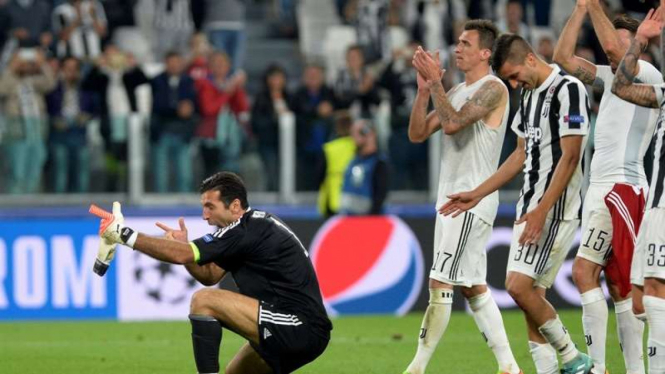 Pemain Juventus merayakan kemenangan atas Olympiakos.