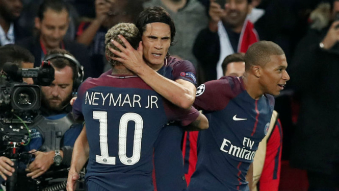 Dua bintang PSG, Neymar dan Edinson Cavani berpelukan