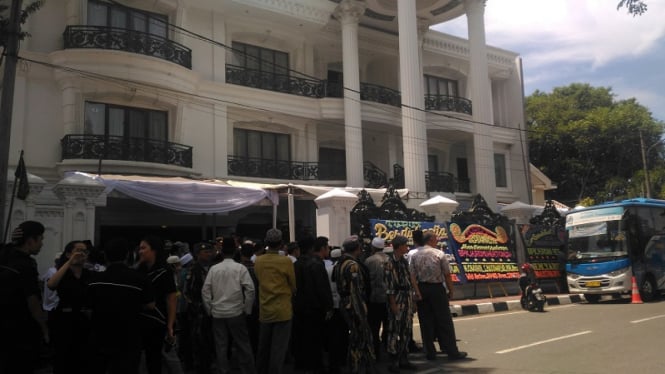 Pelayat di rumah mantan Wali Kota Palembang Romi Herton