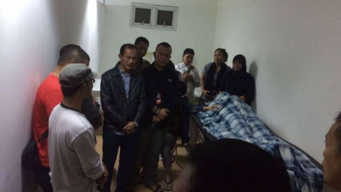 erabat mendampingi jenazah Romi Herton, mantan Wali Kota Palembang.