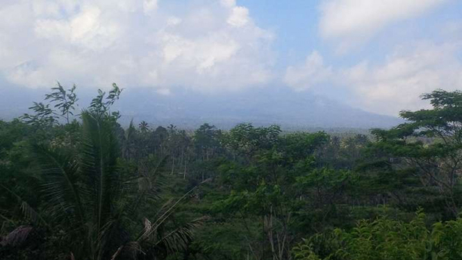 Gunung Agung tertutup awan terpantau dari Pos Pengamatan di Karangasem, Bali.