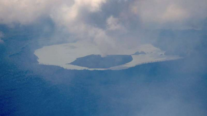 Asap membumbung dari gunung api Manaro Vui di Vanuatu.