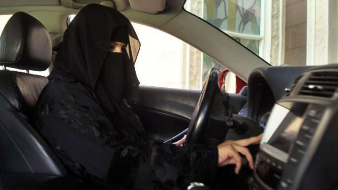 Perempuan di Arab Saudi mengendarai mobil