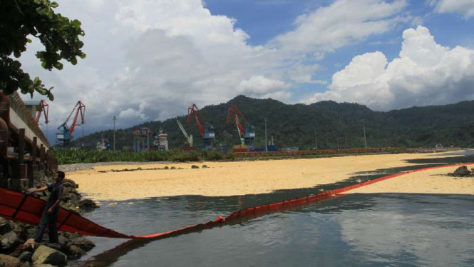 Lima puluh ton crude palm oil atau minyak sawit tumpah di perairan Teluk Bayur, Padang, Sumatera Barat, pada Kamis, 28 September 2017.