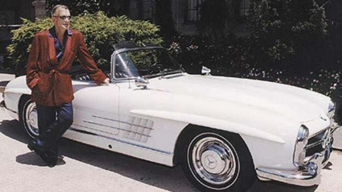 Hugh Hefner bersama salah satu mobil kesayangannya.