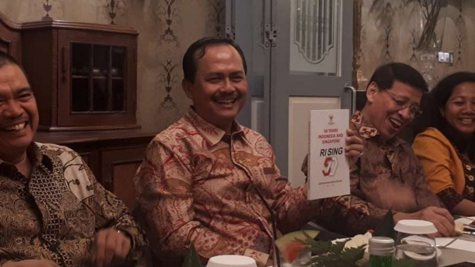 Dubes Indonesia untuk Singapura Ngurah Swajaya memamerkan buku.