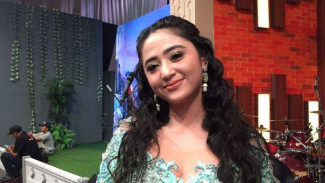 Malu-malu Dewi Perssik Direkam oleh Angga di Maladewa