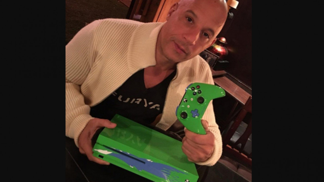 Vin Diesel menunjukkan konsol Xbox One S edisi Paul Walker