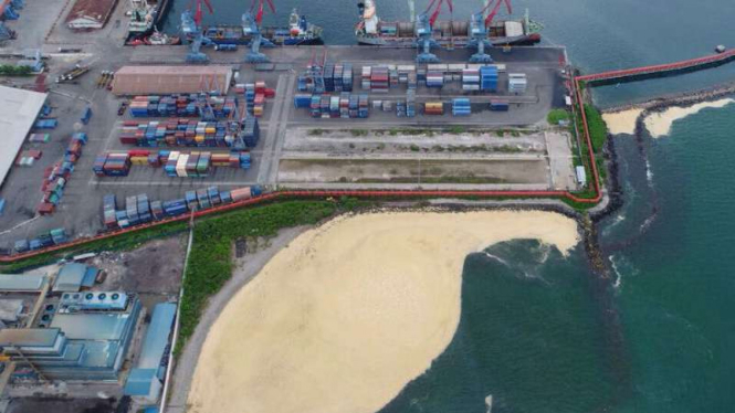 Penampakan dari Udara Teluk Bayur Tercemar Minyak Sawit