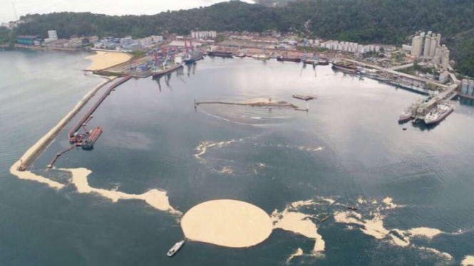 Lima puluh ton crude palm oil atau minyak sawit tumpah di perairan Teluk Bayur, Padang, Sumatera Barat, pada Kamis, 28 September 2017.