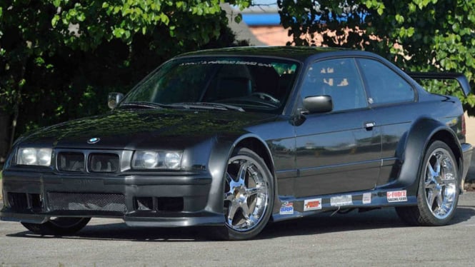 BMW 323iS keluaran tahun 1999 yang pernah dipakai syuting film 2 Fast 2 Furious.