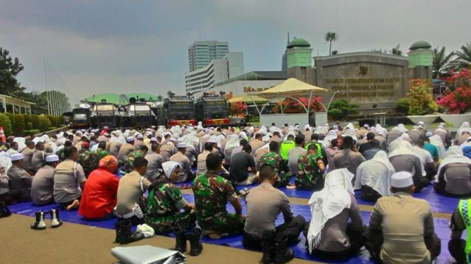 Peserta aksi 299 Salat Jumat bersama aparat petugas