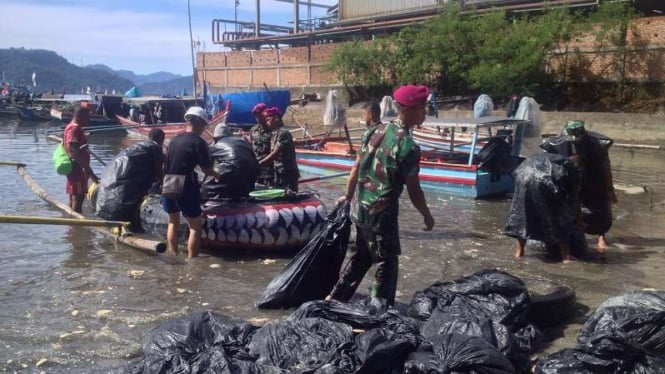 TNI AL membantu membersihkan tumpahan Minyak mentah CPO di Teluk Bayur