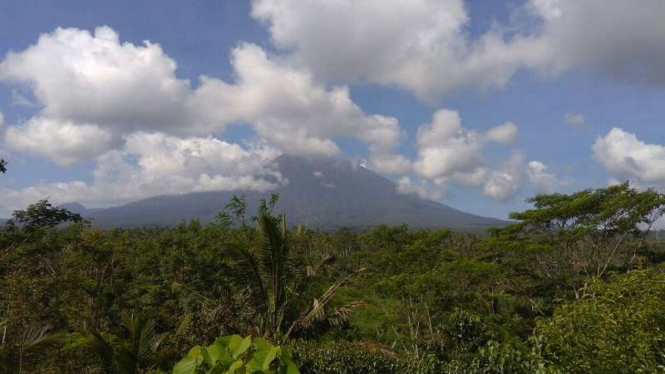 Gunung Agung terpantau dari Pos Pengamatan di Karangasem, Bali.