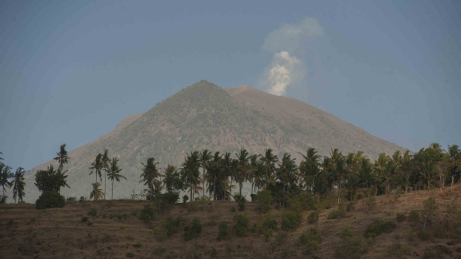 Gunung Agung keluarkan asap mengepul