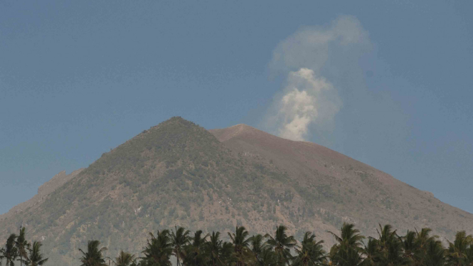 Gunung Agung keluarkan asap mengepul.