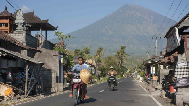 Gunung Agung keluarkan asap mengepul.