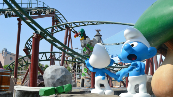 Roller coaster di theme park The Smurfs Motiongate Dubai.